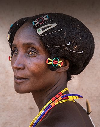 Meeting with Dimba tribe woman wearing traditional hairstyle during trip to Angola I encuentro con mujer de la tribu dimba con peinado tradicional durante viaje a Angola