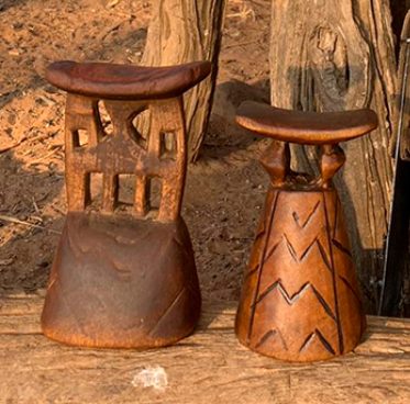 Mountain Muila wooden headrest during ethnographic trip to Angola I reposacabezas de madera de la tribu muila de montaña durante viaje a Angola