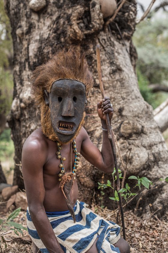 attending to masquerade of Dupa tribe during trip to Cameroon I asistiendo a mascarada de la tribu dupa durante viaje a Camerún