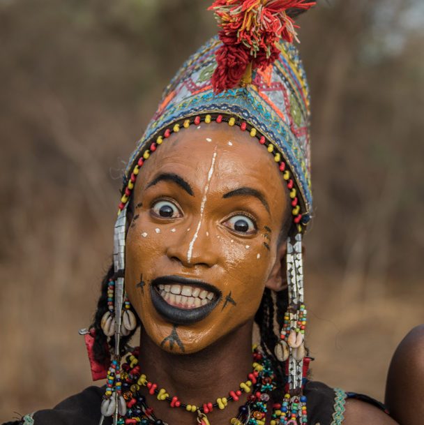 joven wodaabe en Festival Gerewol durante viaje Last Places