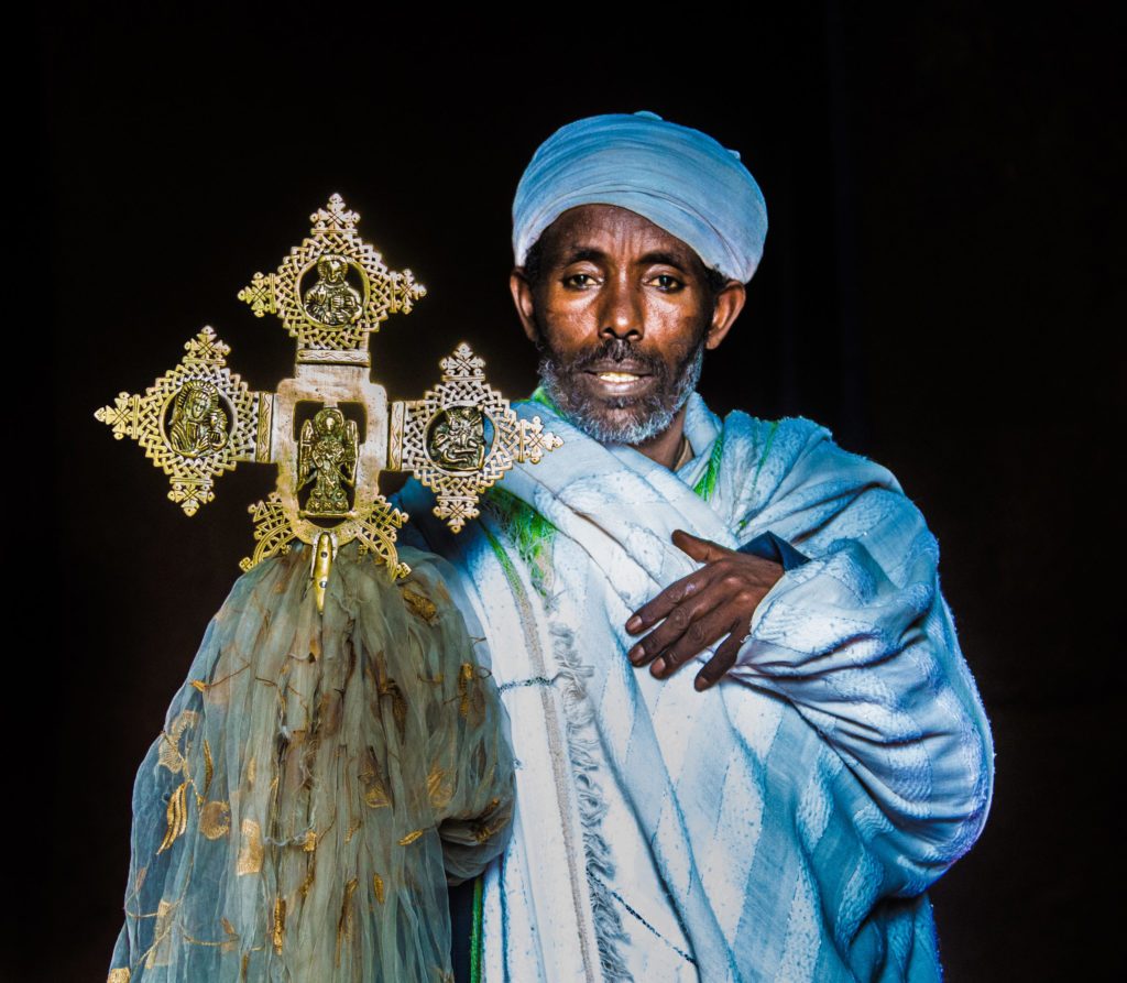 meeting with Lalibela monk during cultural trip to Ethiopia | encuentro con monje de Lalibela durante viaje cultural a Etiopía