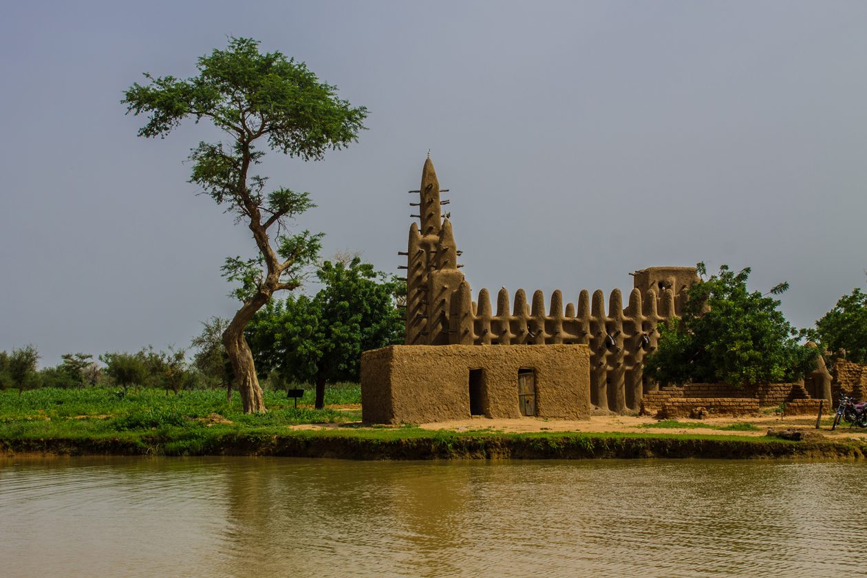 visit to a Sudano-Sahelian architecture mosque during ethnographic trip to Mali I visita a una mezquita de arquitectura sudanesa durante un viaje etnográfico a Mali