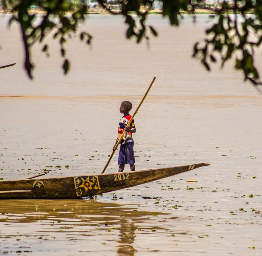 meeting with a boy driving a boat on the Niger River during an ethnographic trip to Mali I encuentro con un niño conduciendo un bote por el río Níger durante un viaje etnográfico a Malí
