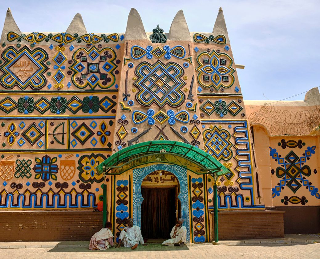 visit to a Hausa architecture building during trip to Nigeria I Visita a un edificio de arquitectura Hausa durante el viaje a Nigeria