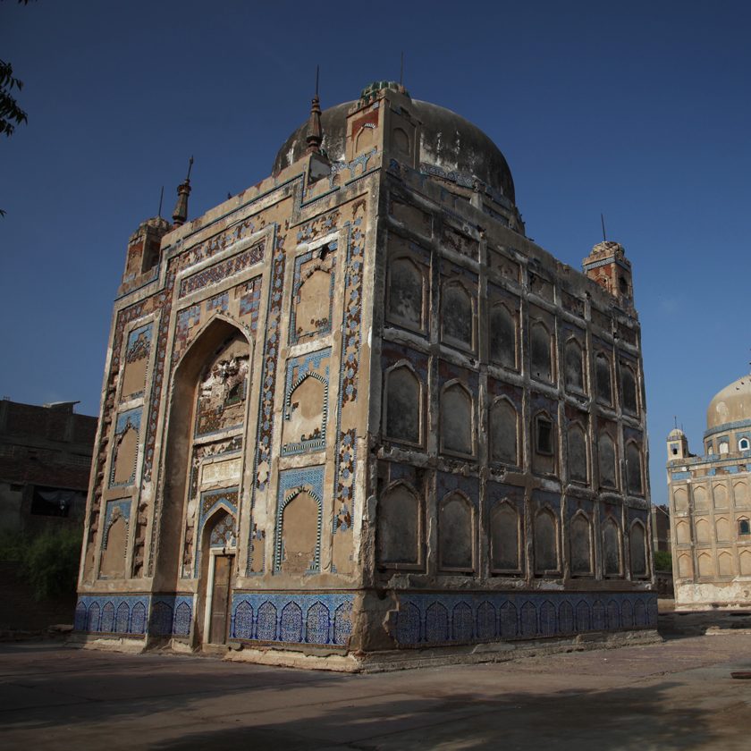 admiring architecture during cultural trip to Pakistan I admirando arquitectura durante viaje cultural a Pakistán