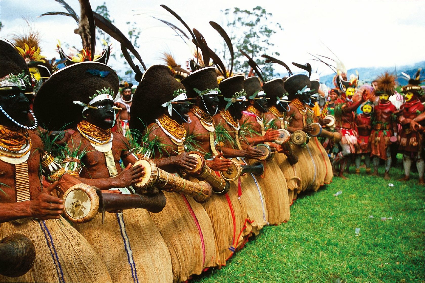 Viaja Trip Expedition to a Papua Nueva New Guinea Enga Tribe Dancers at Mt Hagen ShowLast Places Travels