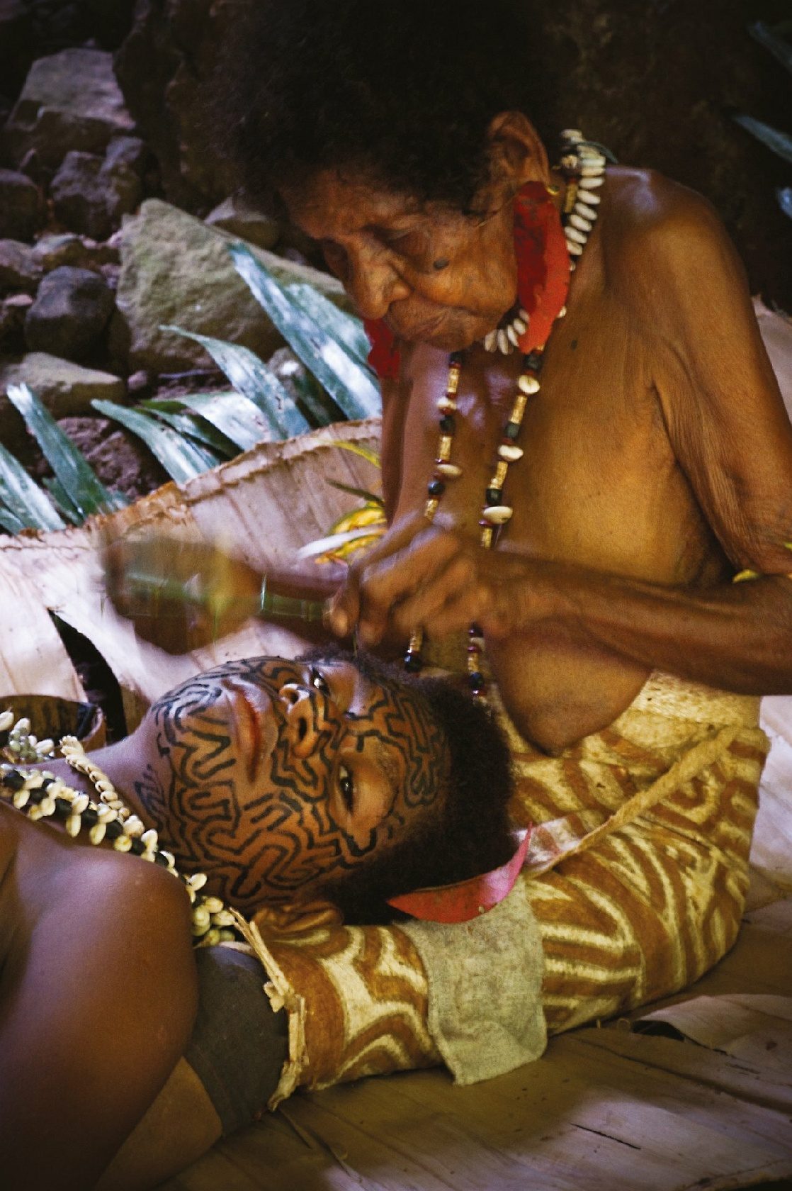 Viaja Trip Expedition to a Papua Nueva New Guinea Tufi Tatuaje Tattoo tribu tribe Last Places Travels