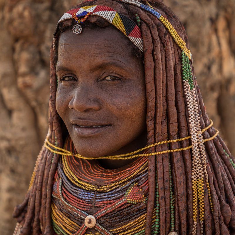 meeting with Plain Muila women wearing traditional hairstyle during ethnographic trip to Angola I encuentro con una mujer muila de llanura llevando el peinado tradicional durante un viaje etnográfico a Angola