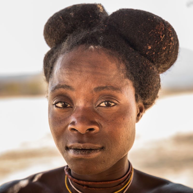 meeting with Ngendelengo tribe woman wearing traditional hairstyle during trip to Angola I encuentro con mujer de la tribu ngendelengo con peinado tradicional durante viaje a Angola