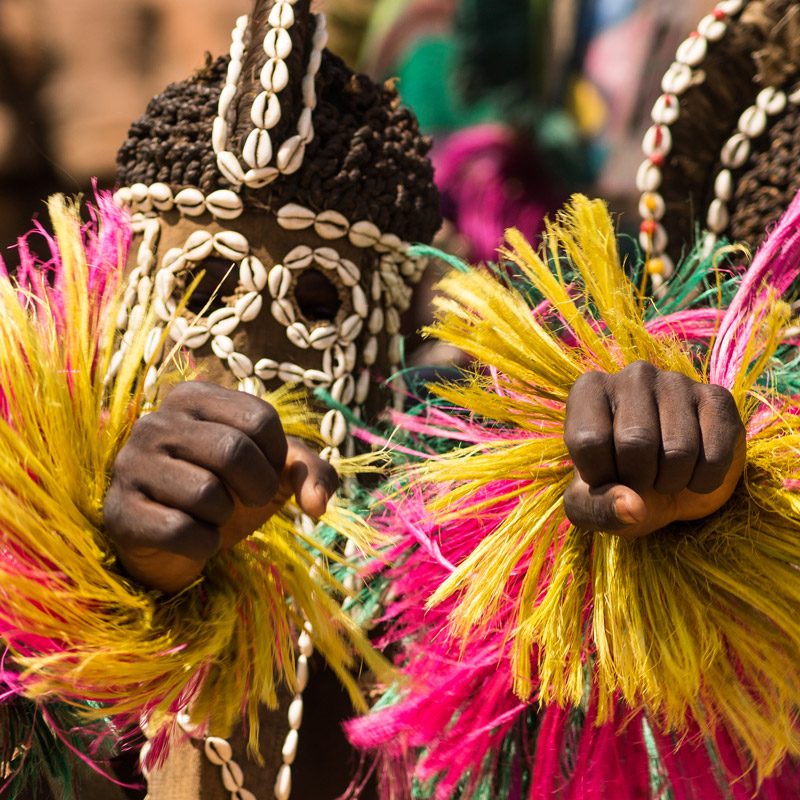 witnessing mask dance of Dogon ethnic group during ethnographic trip to Mali I presenciando una danza de máscaras del grupo étnico dogon durante un viaje etnográfico a Mali