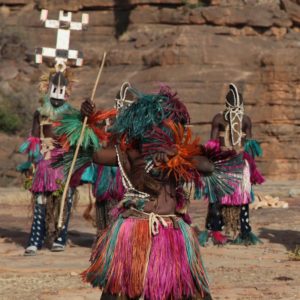 witnessing Kanaga mask dance of Dogon tribe during ethnographic trip to Mali I presenciando una danza de máscaras Kanaga de la tribu dogón durante un viaje etnográfico a Mali