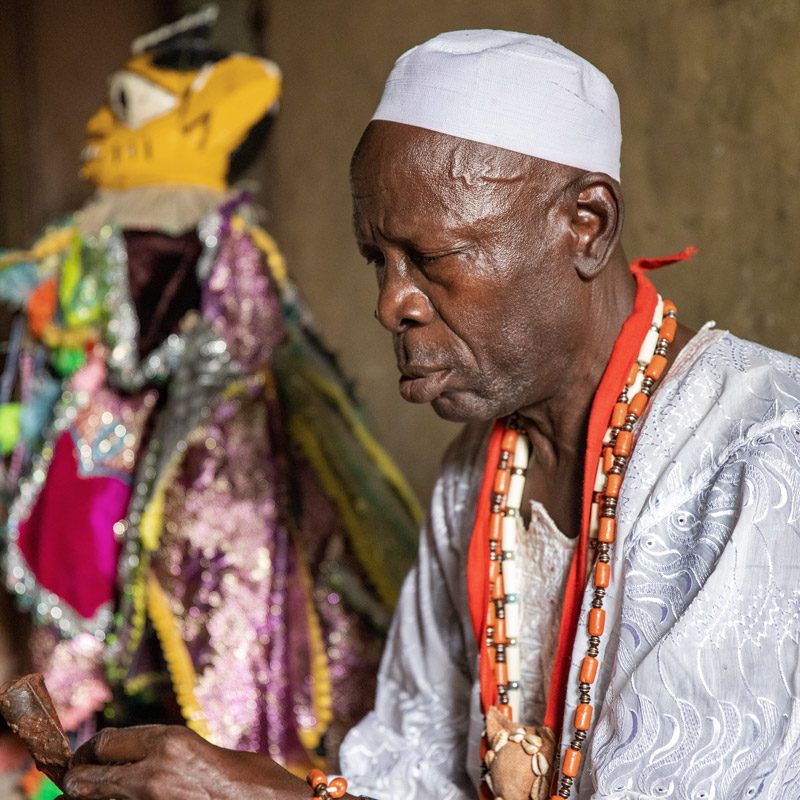 babalawo Yoruba priest during ritual on ethnographic trip to Nigeria I sacerdote babalawo yoruba realizando un ritual durante viaje etnográfico a Nigeria