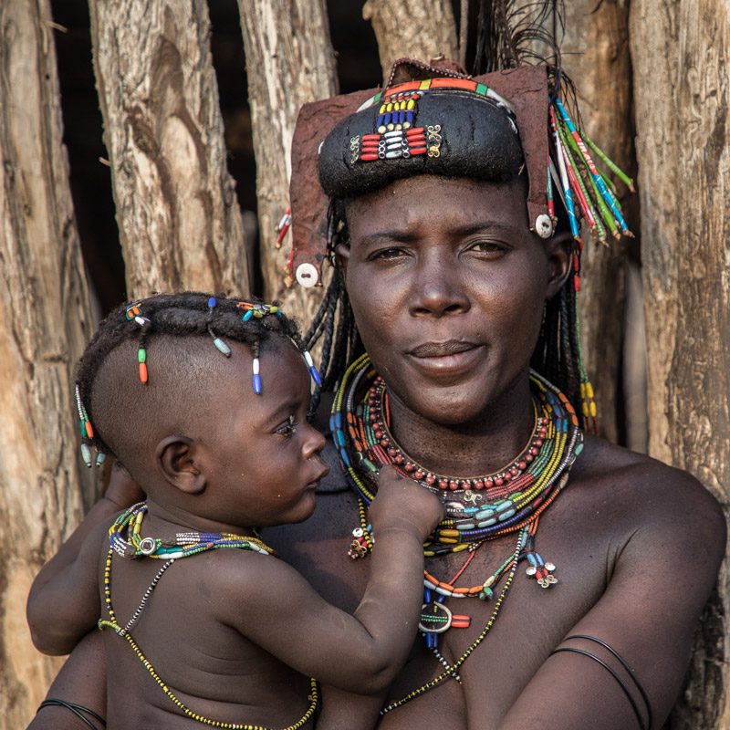 meeting with traditional Hakaona tribe woman during ethnographic trip to Angola I encuentro con mujer tradicional tribu Hakaona durante viaje etnográfico a Angola