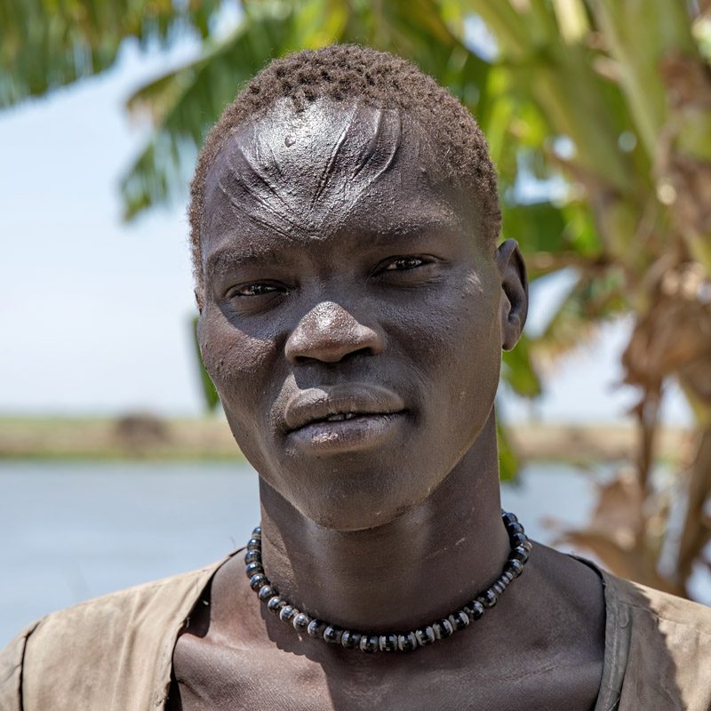 meeting with young Dinka with front scarification during ethnographic trip to South Sudan I encuentro con joven dinka con escarificación en la frente durante viaje etnográfico a Sudán del Sur