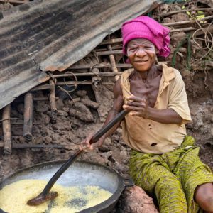 Igbo tribe woman cooking during trip to Nigeria I mujer de la tribu igbo cocinando durante viaje a Nigeria