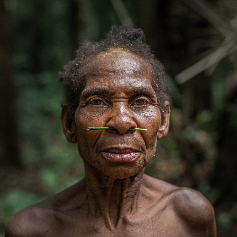 meeting with old Baka woman with nasal piercing during trip to Cameroon I encuentro con anciana baka con piercing nasal durante viaje a Camerun