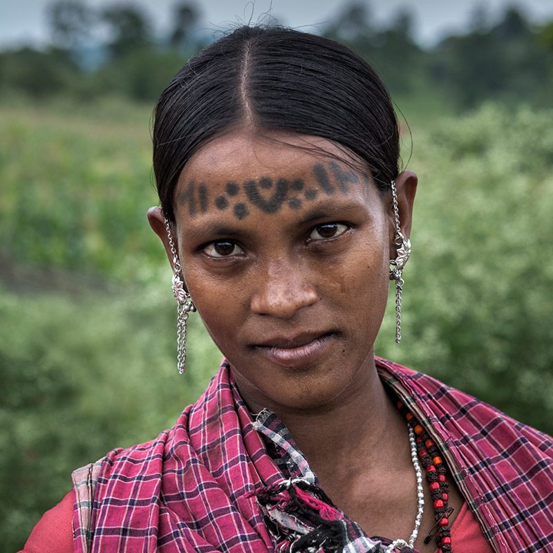 meeting with tattooed young Baiga tribe woman during trip to India I encuentro con una joven mujer tatuada de la tribu baiga durante viaje a la India