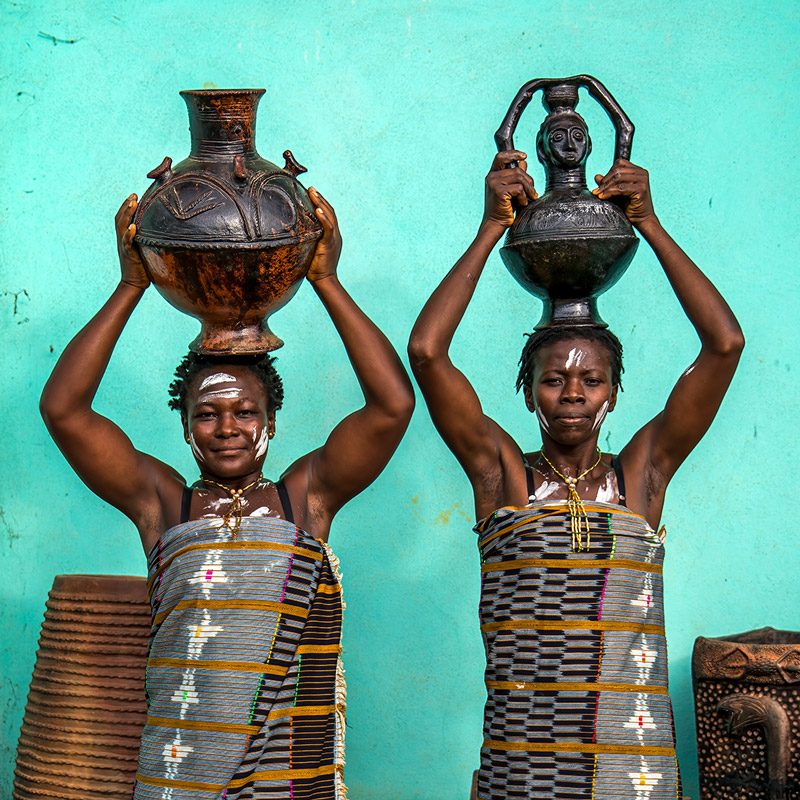 admiring Baule pottery during trip to Ivory Coast I admirando cerámica baulé durante viaje a Costa de Marfil