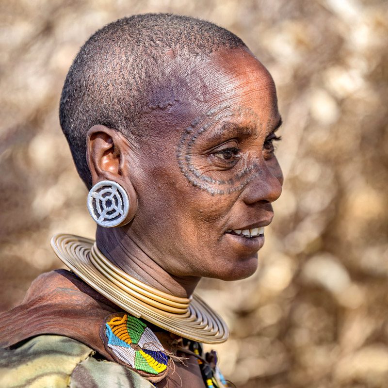 meeting with Datoga tribe woman with traditional tattoo during trip to Tanzania I encuentro con mujer de la tribu datoga con tatuaje tradicional durante viaje a Tanzania