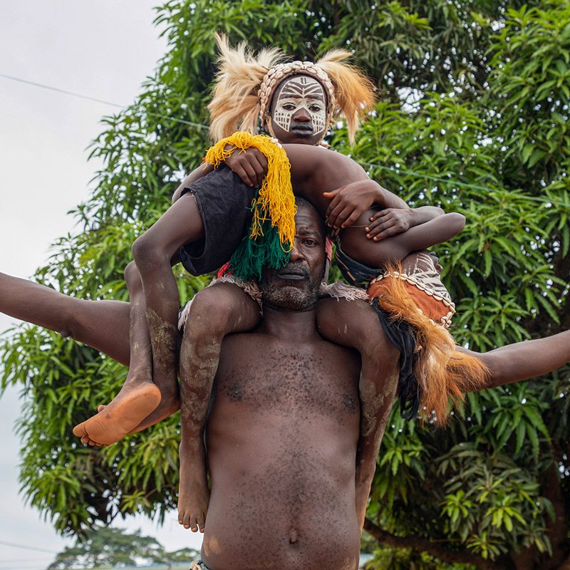 admirando acrobacias del ritual de las ninas serpientes durante viaje a Costa de Marfil