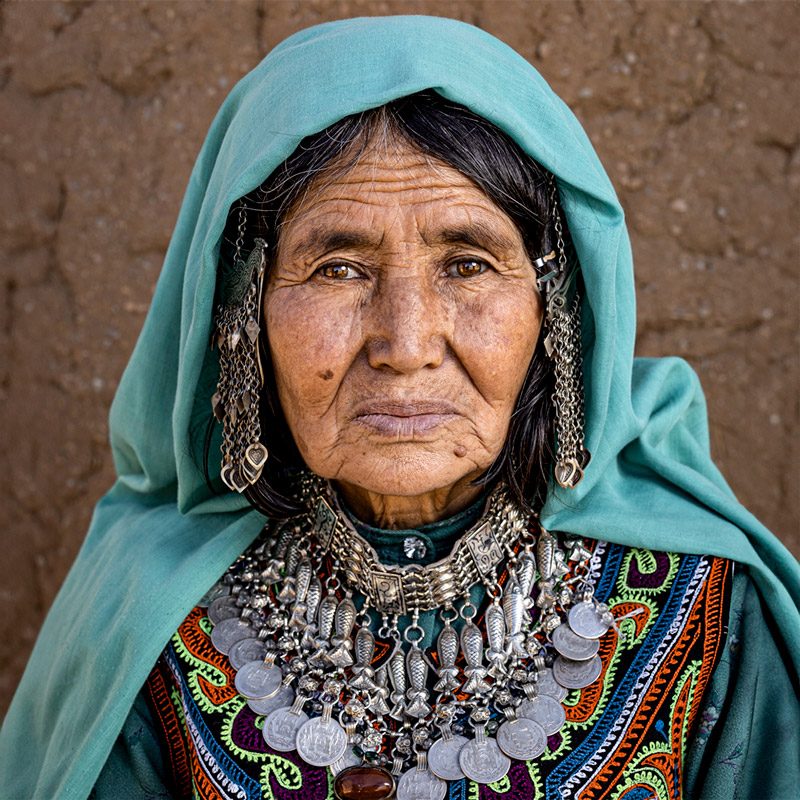 encuentro con mujer tradicional Hazara durante viaje a Afganistán