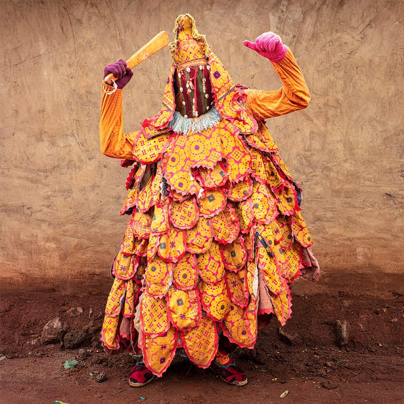 admiring Egungun masquerade during trip to Benin I admirando a mascarada Egungun durante viaje a Benín