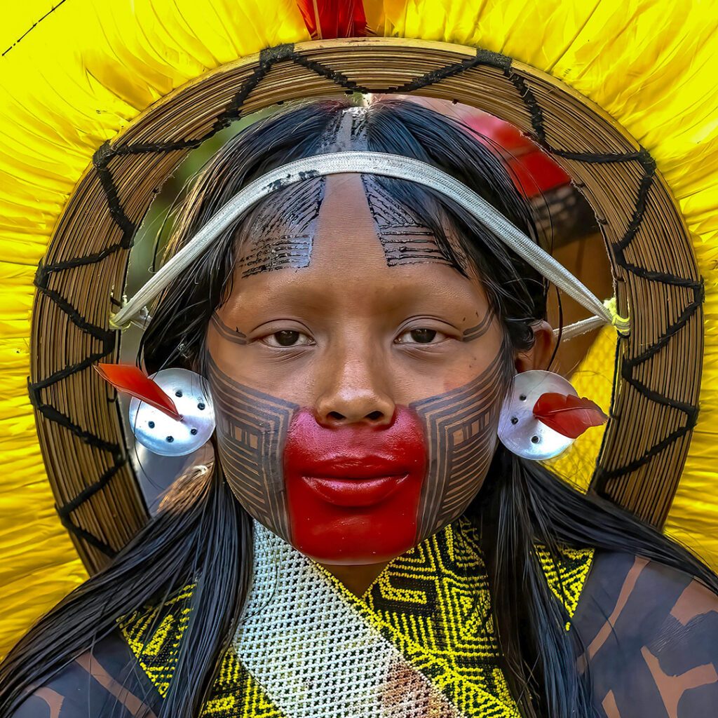 admiring Kayapo bobdy painting during tribal trip to Brazil I admirando pintura corporal kayapó durante viaje tribal a Brasil