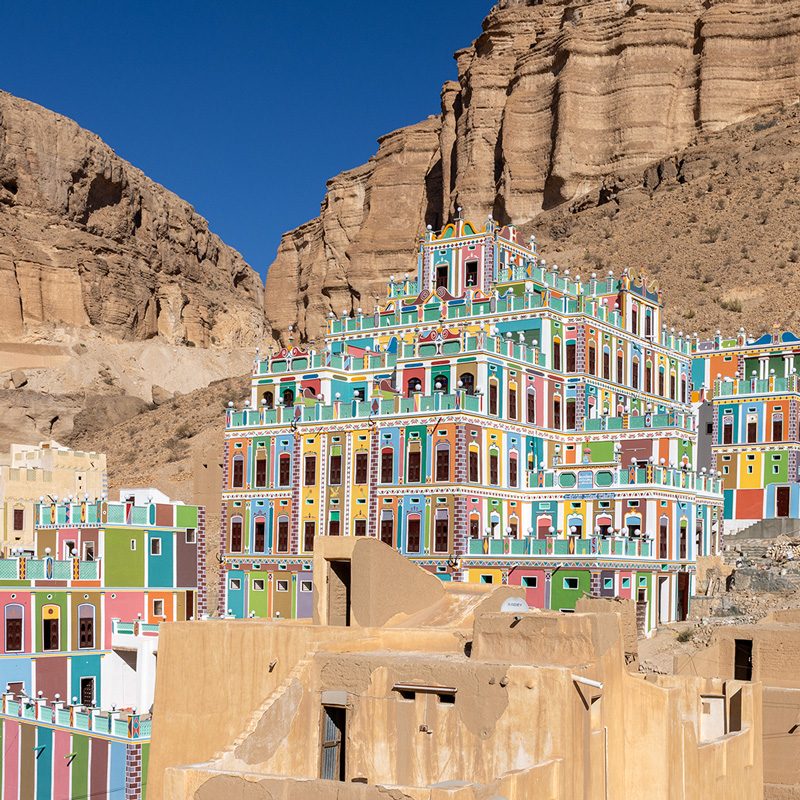 admiring palace in Doan Valley during trip to Yemen I admirando palacio en valle Doan durante viaje a Yemen