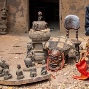 admirando artesania tchokwe durante viaje al norte de Angola