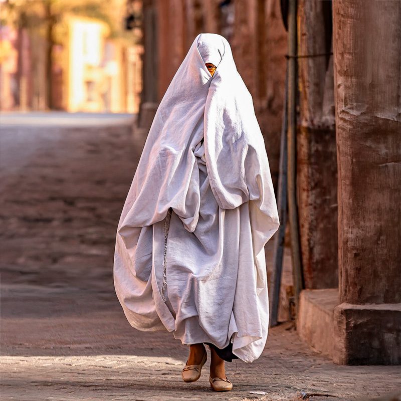 encuentro con mujer ibadita vistiendo haïk en Ghardaia durante viaje antropológico a Argelia