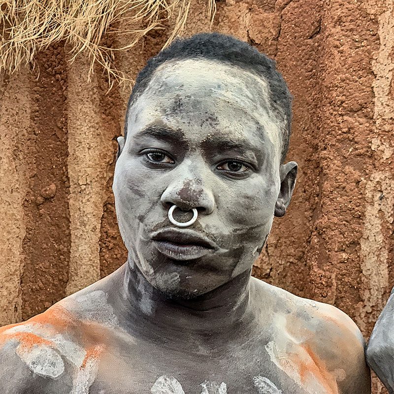 asistiendo a rito de paso de tribu nuba durante viaje a Sudán