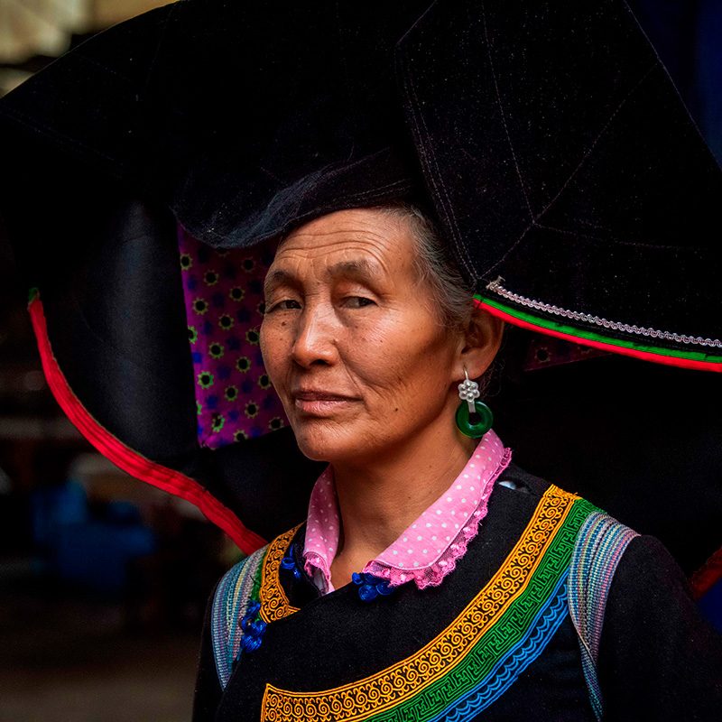 encuentro con pueblo yi tradicional durante viaje a Sichuan
